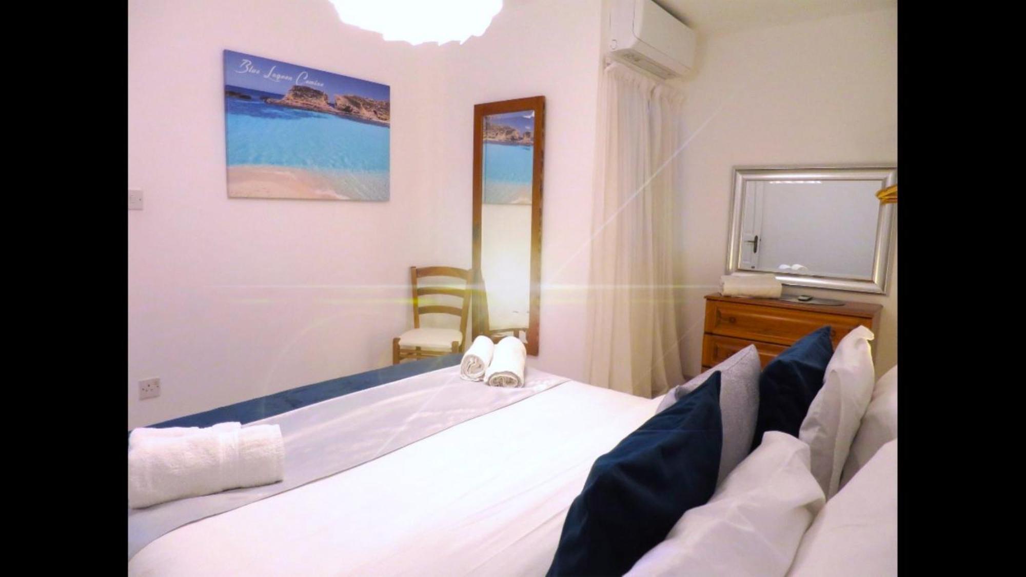 Seafront Apartment Terrace, Lounger & Panoramic Ocean Views Меллиеха Номер фото