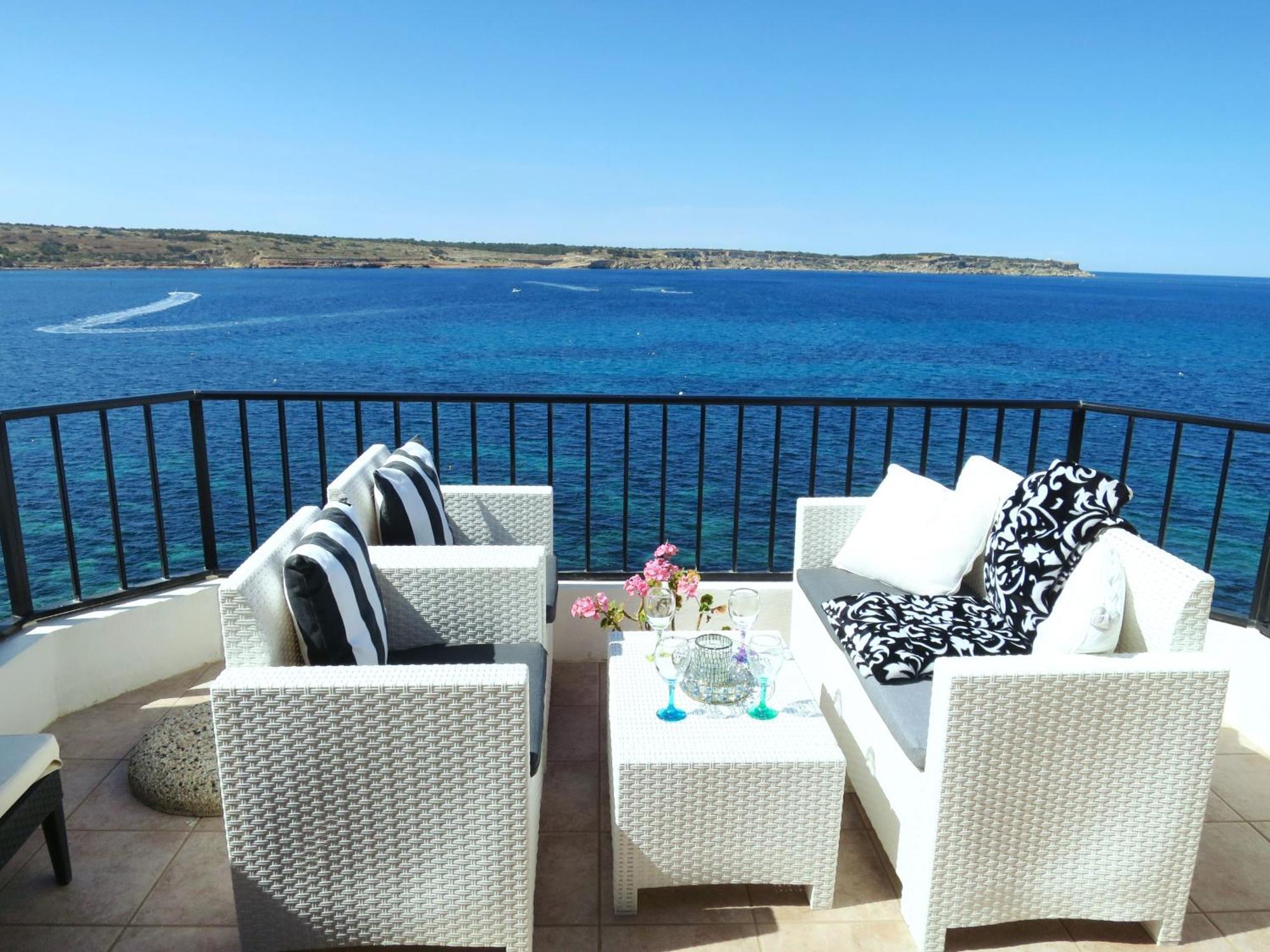 Seafront Apartment Terrace, Lounger & Panoramic Ocean Views Меллиеха Экстерьер фото