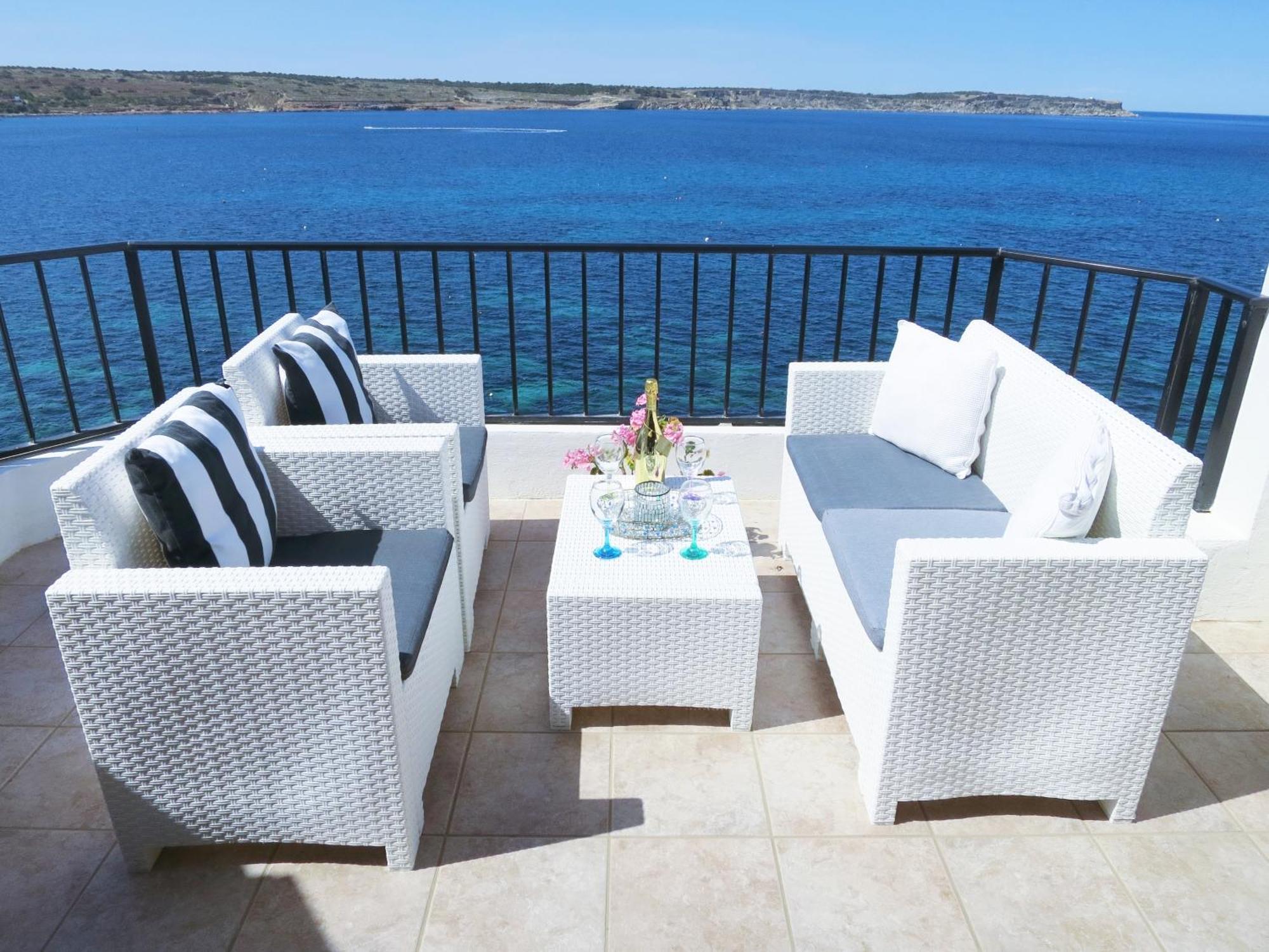 Seafront Apartment Terrace, Lounger & Panoramic Ocean Views Меллиеха Экстерьер фото
