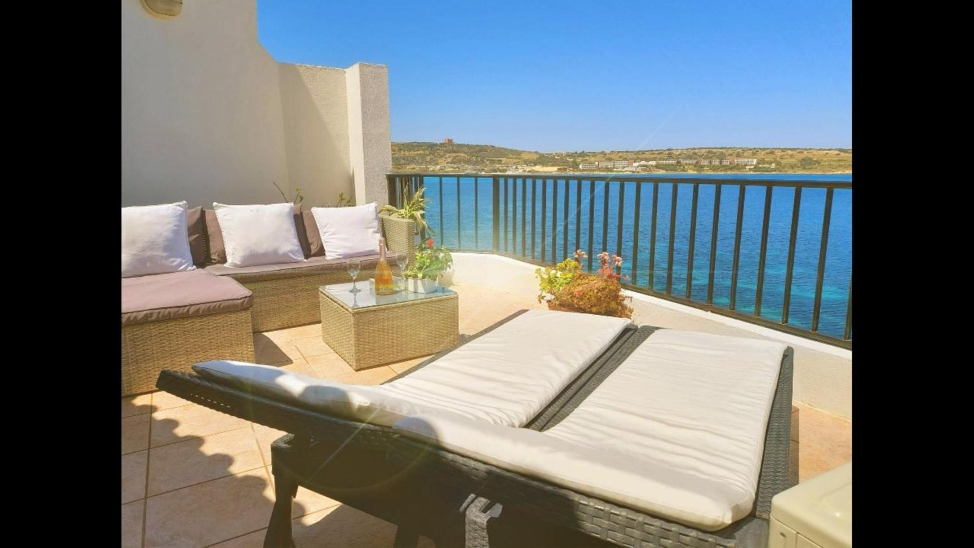 Seafront Apartment Terrace, Lounger & Panoramic Ocean Views Меллиеха Номер фото