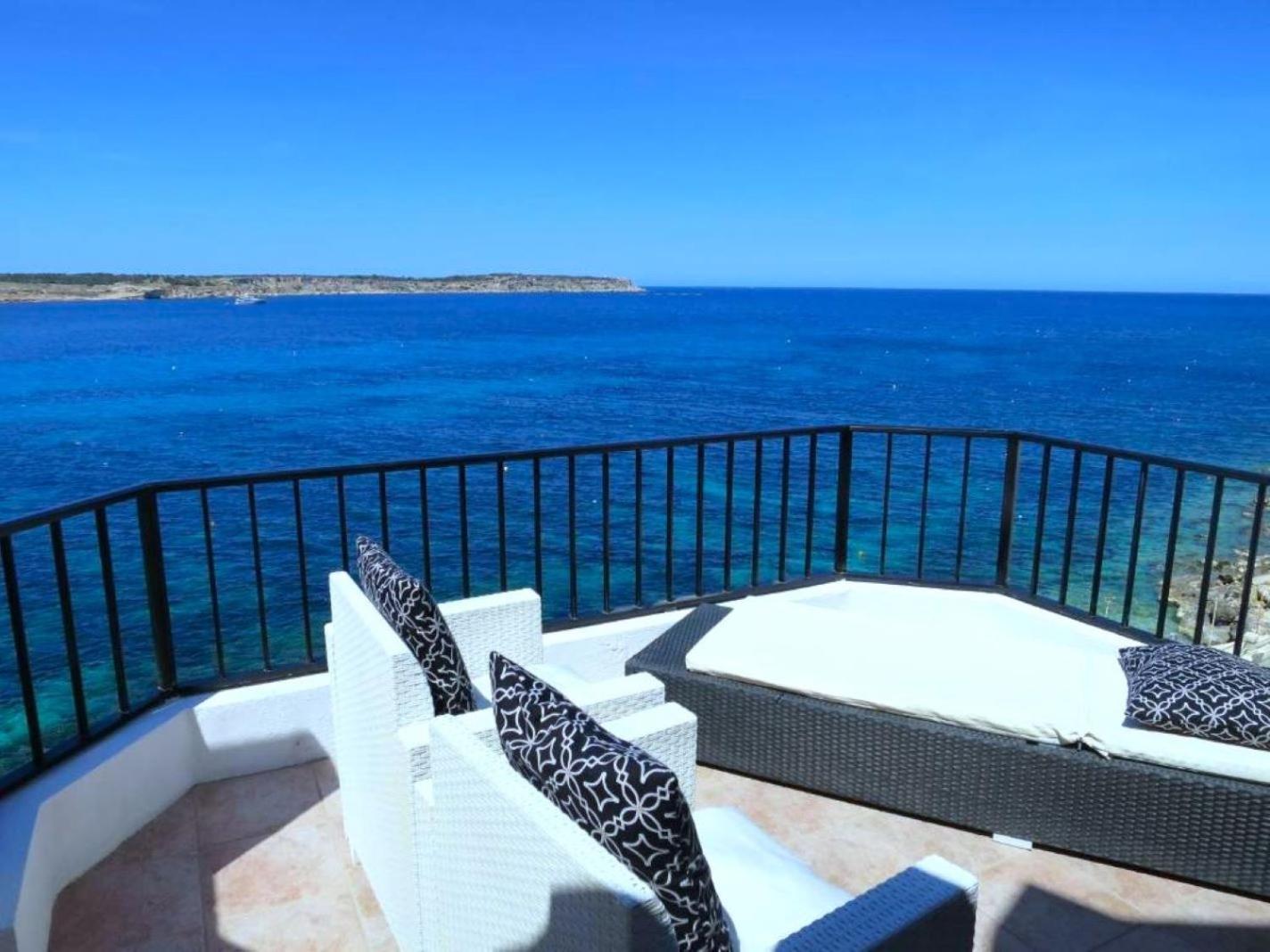Seafront Apartment Terrace, Lounger & Panoramic Ocean Views Меллиеха Экстерьер фото