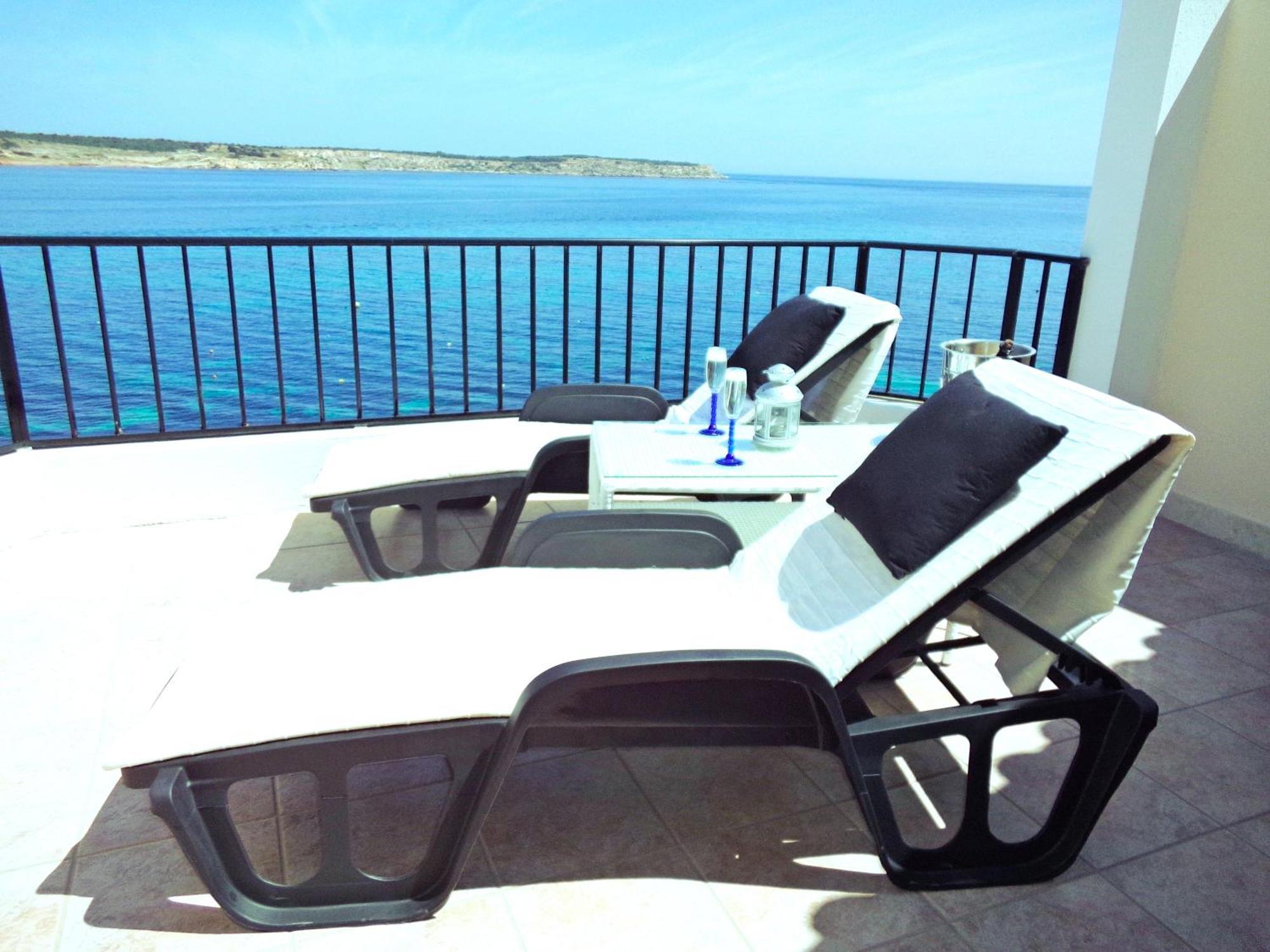 Seafront Apartment Terrace, Lounger & Panoramic Ocean Views Меллиеха Экстерьер фото