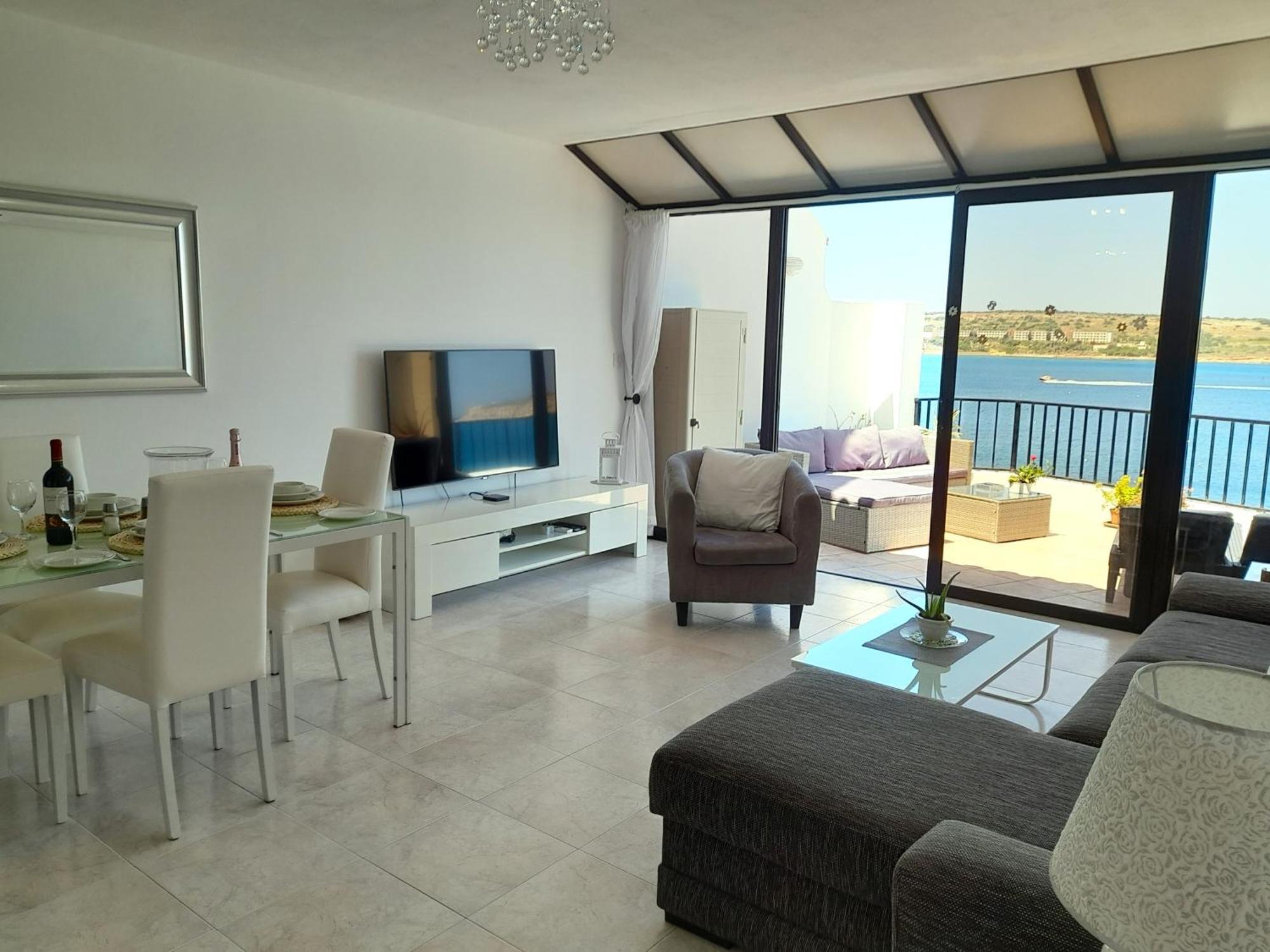 Seafront Apartment Terrace, Lounger & Panoramic Ocean Views Меллиеха Номер фото