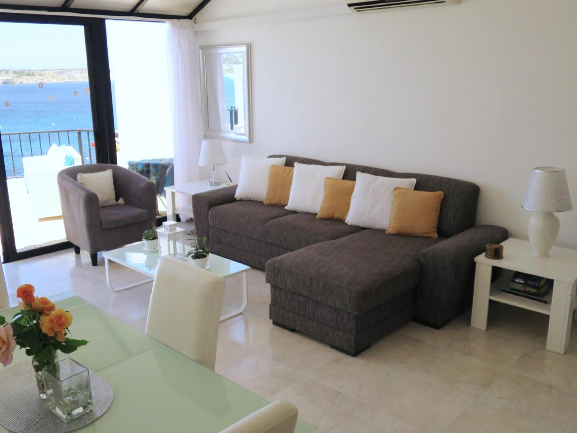 Seafront Apartment Terrace, Lounger & Panoramic Ocean Views Меллиеха Экстерьер фото