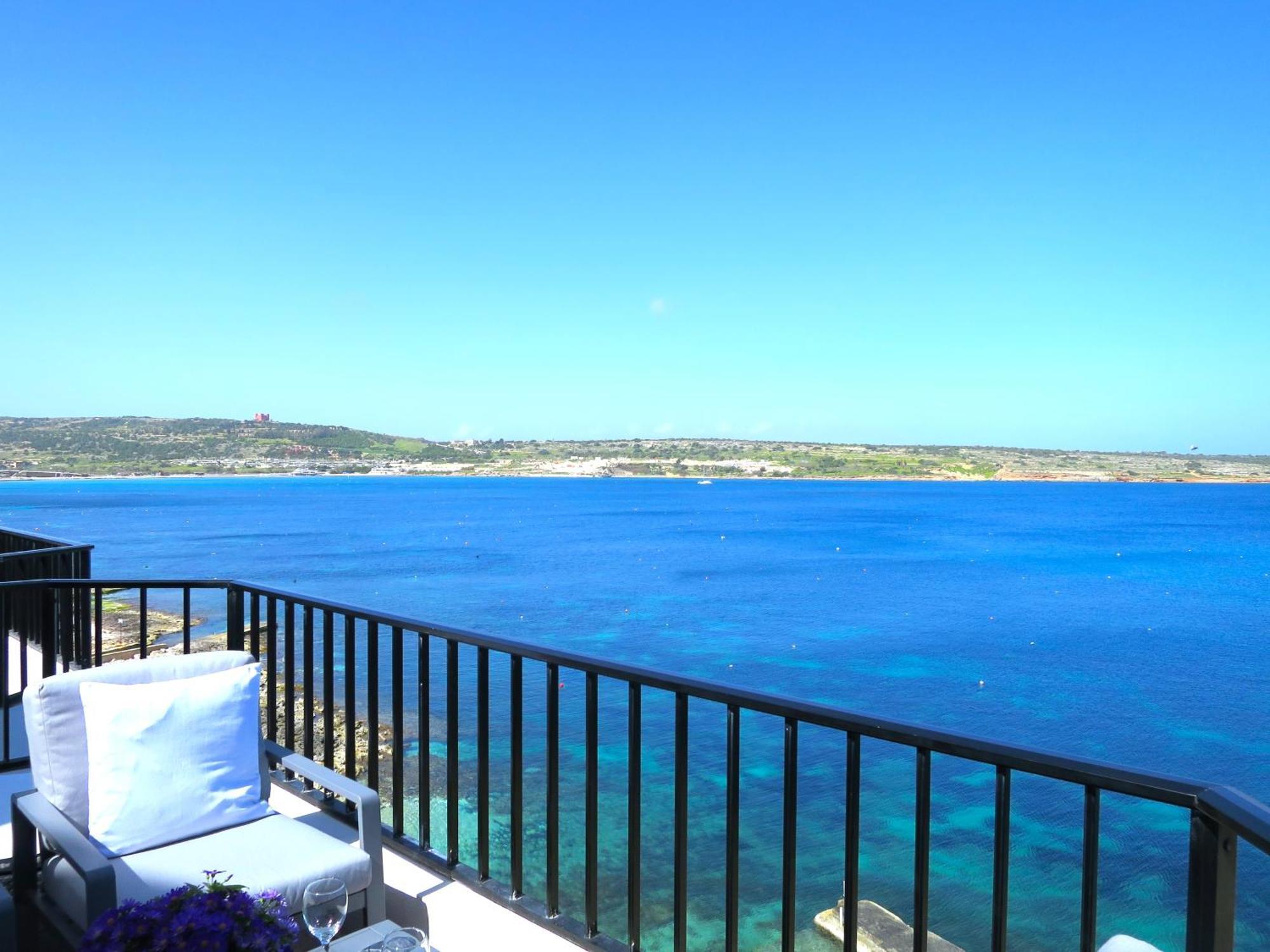 Seafront Apartment Terrace, Lounger & Panoramic Ocean Views Меллиеха Экстерьер фото