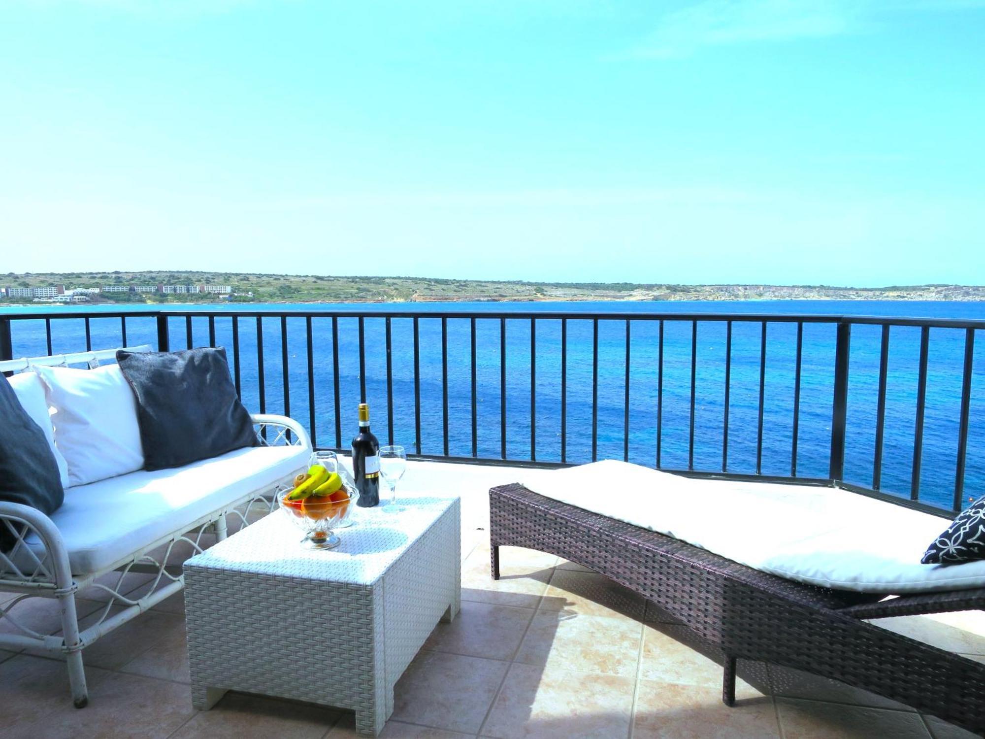 Seafront Apartment Terrace, Lounger & Panoramic Ocean Views Меллиеха Экстерьер фото