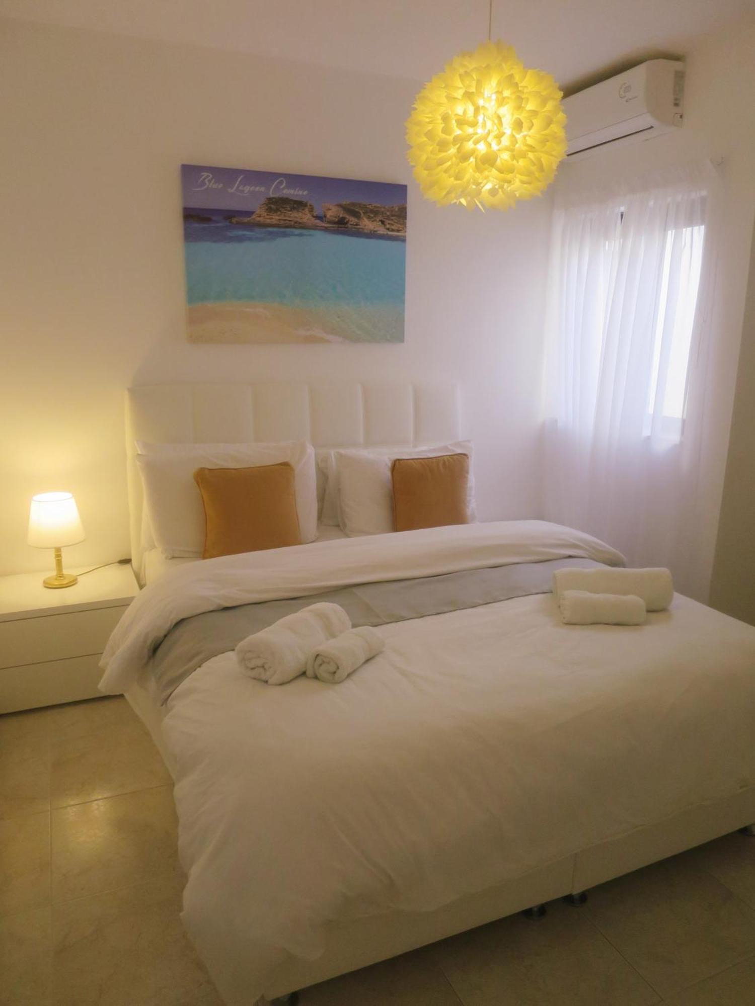 Seafront Apartment Terrace, Lounger & Panoramic Ocean Views Меллиеха Экстерьер фото