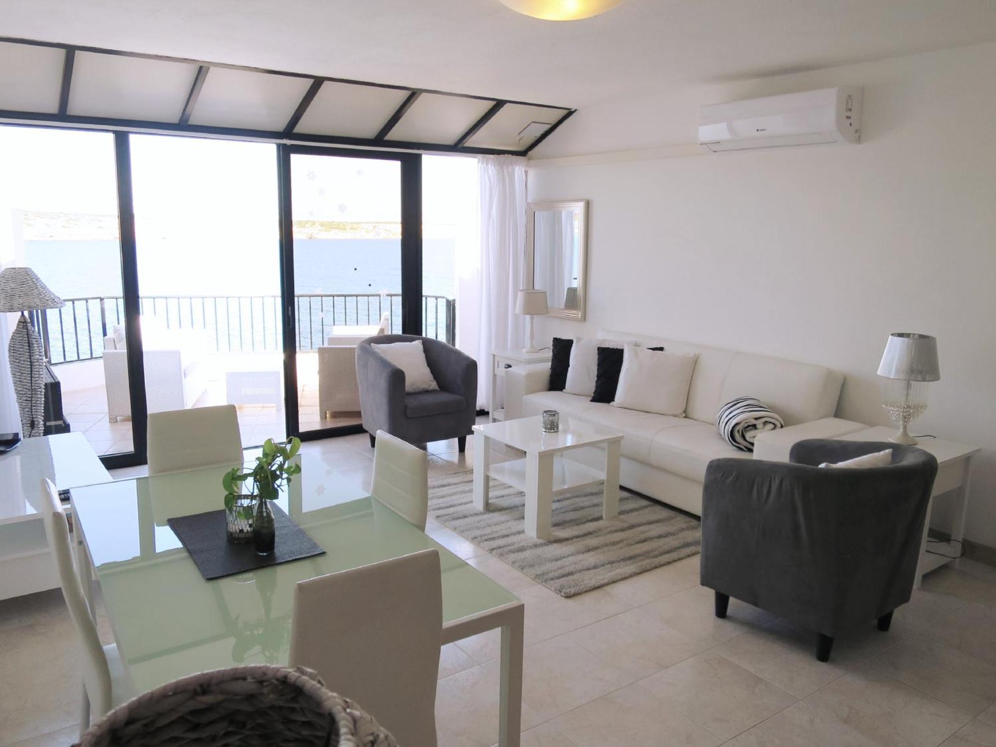 Seafront Apartment Terrace, Lounger & Panoramic Ocean Views Меллиеха Экстерьер фото