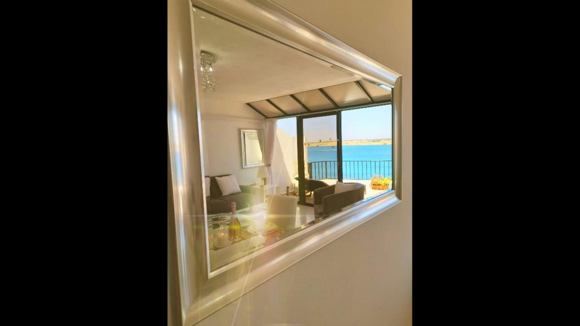 Seafront Apartment Terrace, Lounger & Panoramic Ocean Views Меллиеха Номер фото