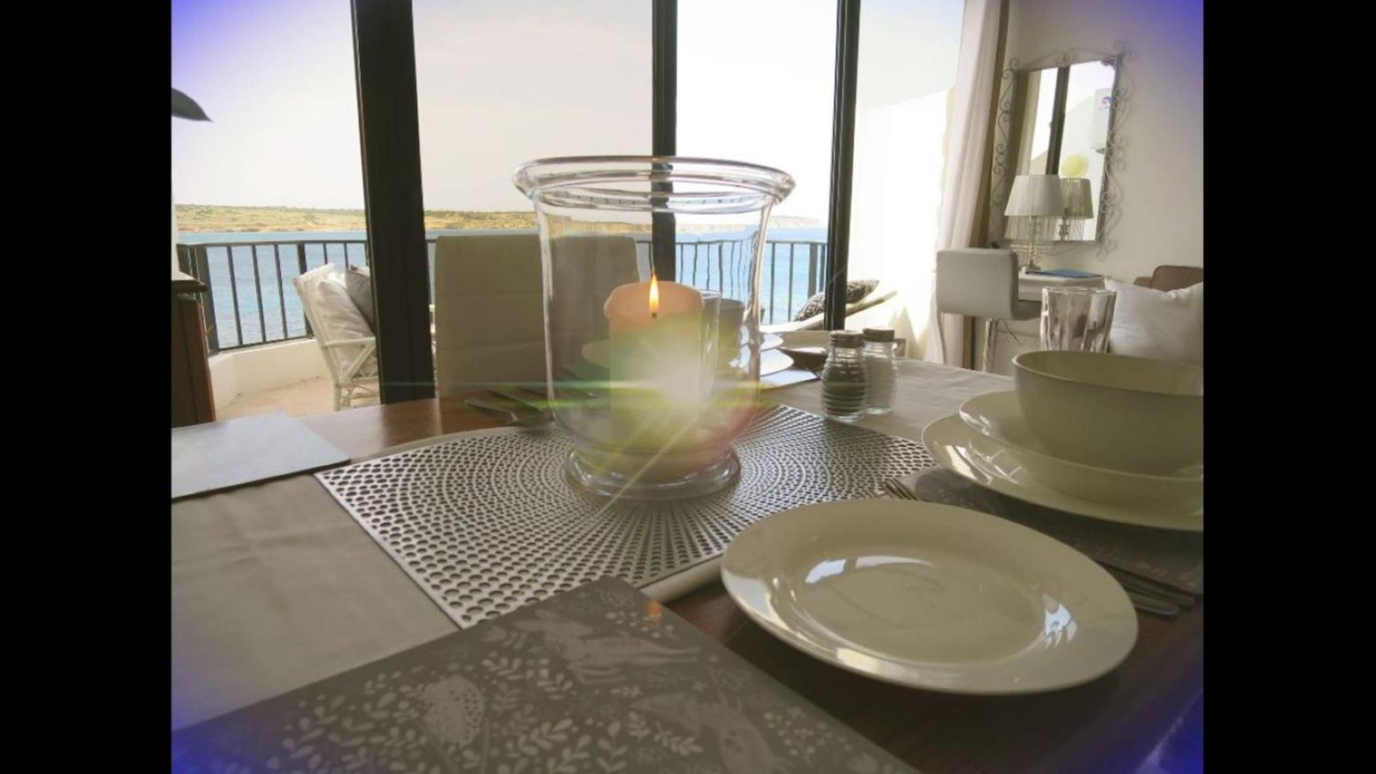 Seafront Apartment Terrace, Lounger & Panoramic Ocean Views Меллиеха Номер фото