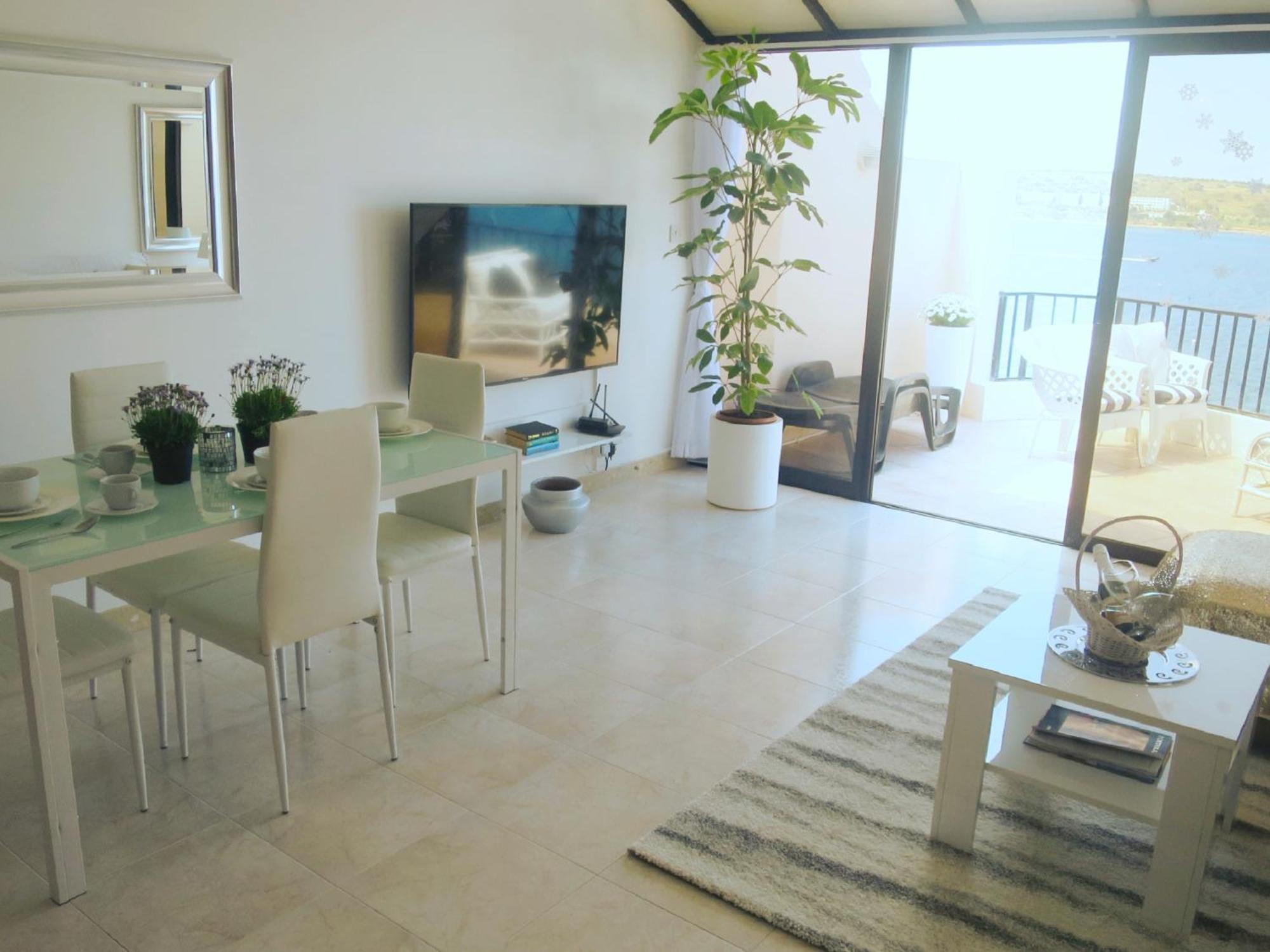 Seafront Apartment Terrace, Lounger & Panoramic Ocean Views Меллиеха Номер фото