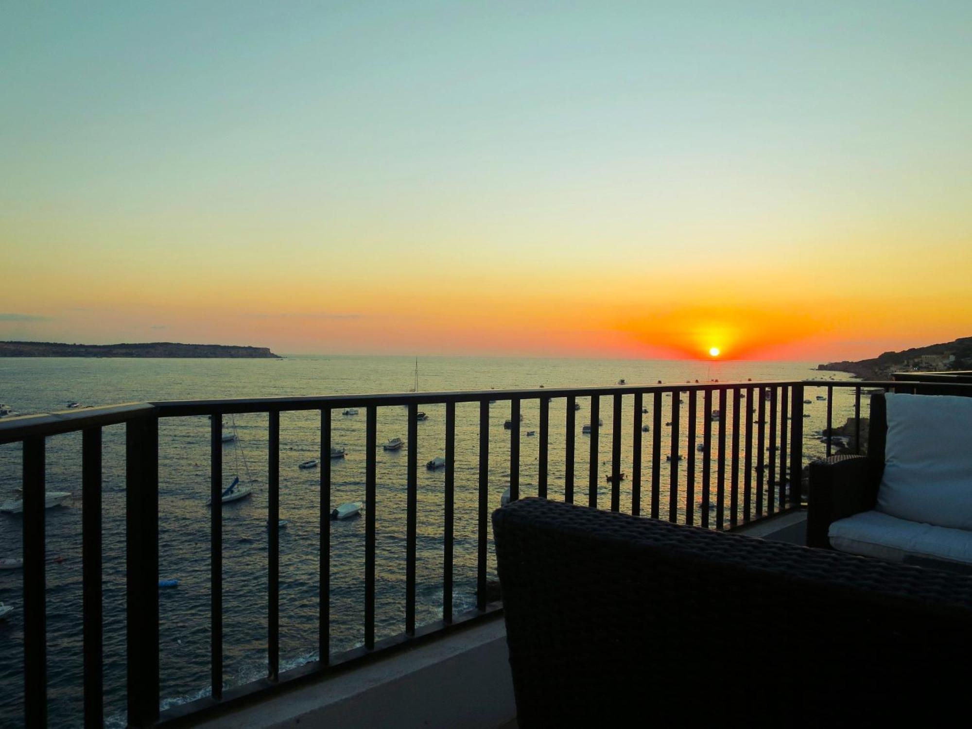 Seafront Apartment Terrace, Lounger & Panoramic Ocean Views Меллиеха Номер фото