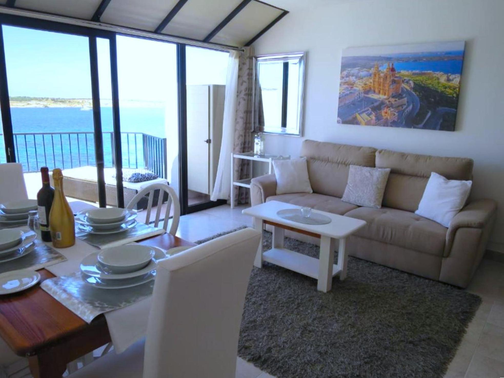 Seafront Apartment Terrace, Lounger & Panoramic Ocean Views Меллиеха Номер фото