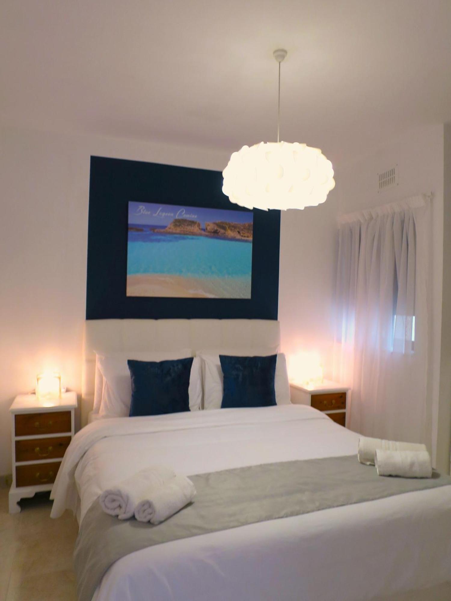 Seafront Apartment Terrace, Lounger & Panoramic Ocean Views Меллиеха Номер фото