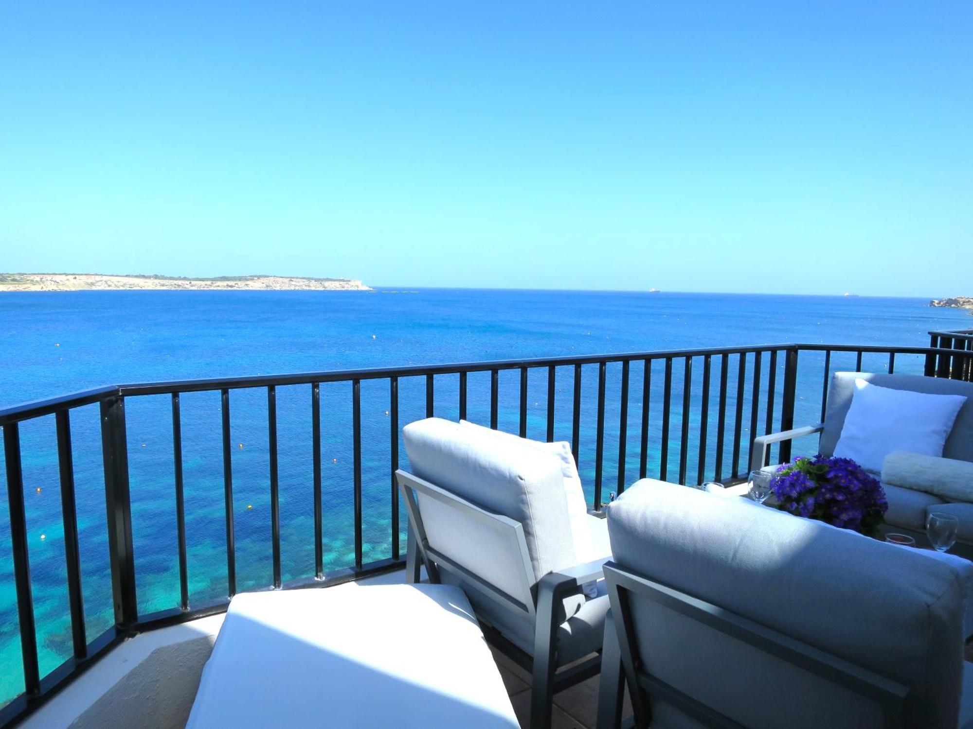 Seafront Apartment Terrace, Lounger & Panoramic Ocean Views Меллиеха Экстерьер фото