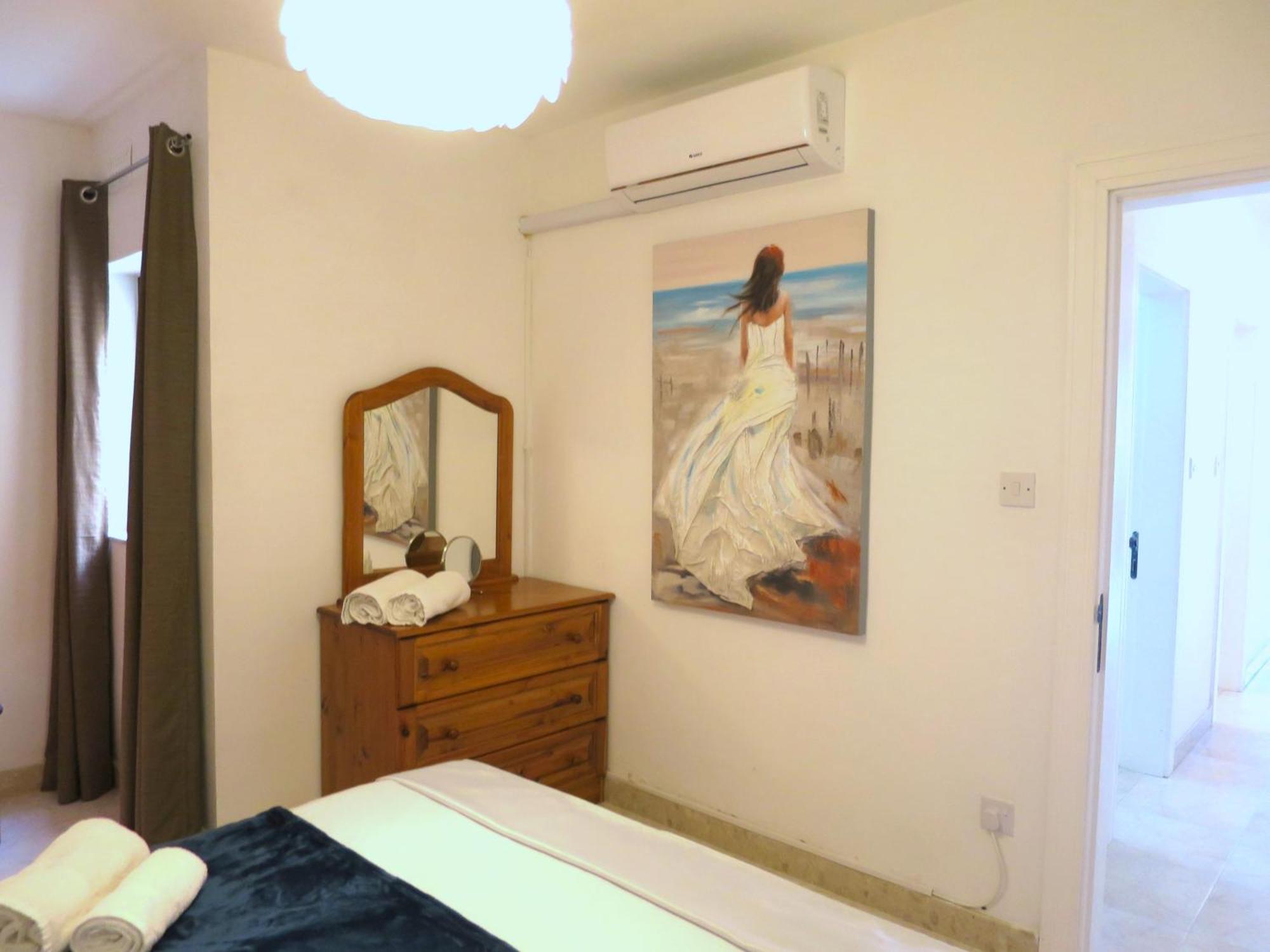 Seafront Apartment Terrace, Lounger & Panoramic Ocean Views Меллиеха Номер фото