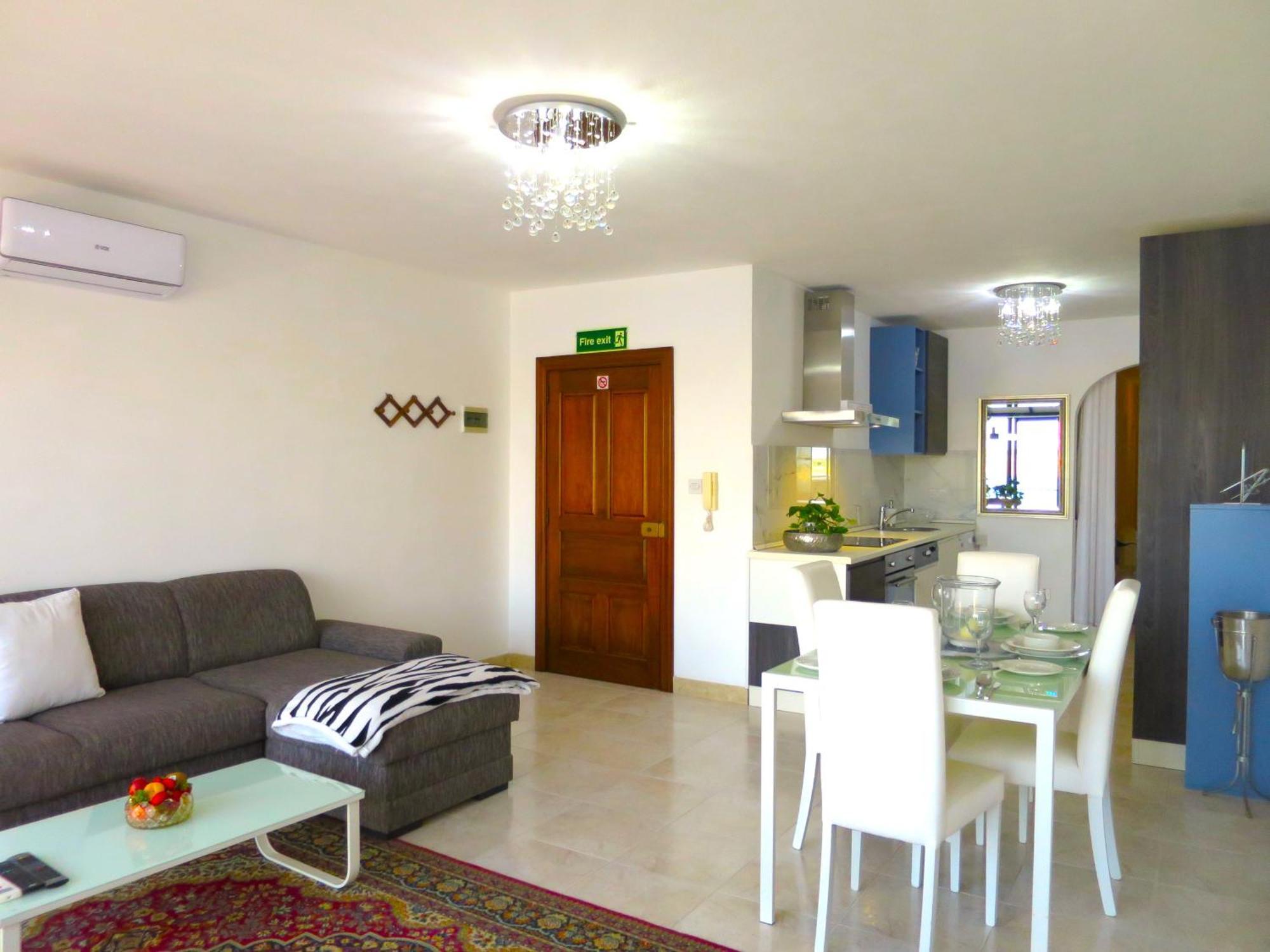 Seafront Apartment Terrace, Lounger & Panoramic Ocean Views Меллиеха Экстерьер фото