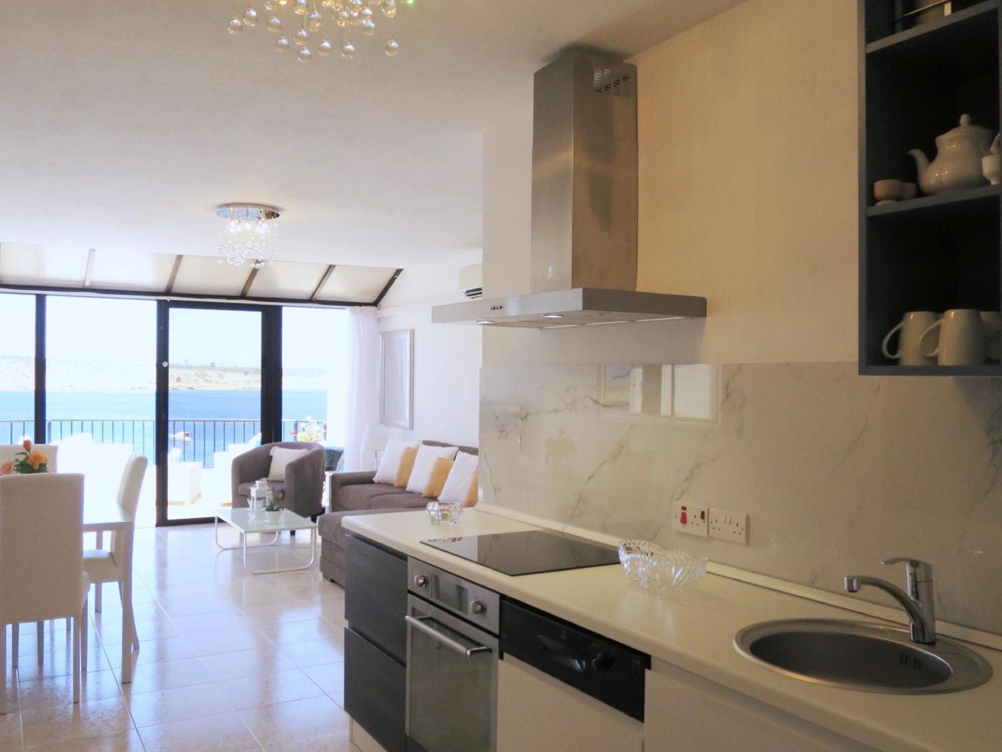 Seafront Apartment Terrace, Lounger & Panoramic Ocean Views Меллиеха Номер фото