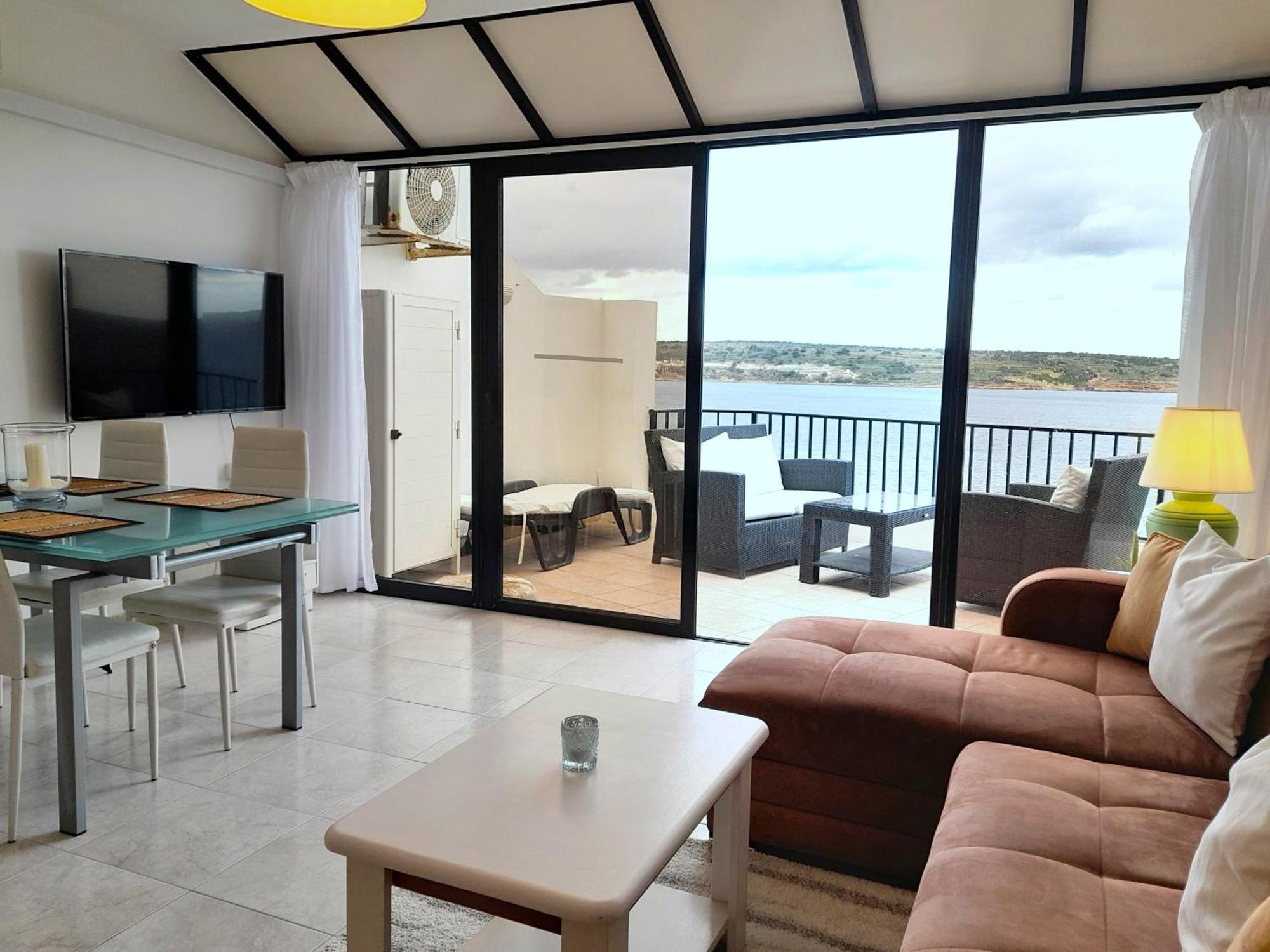 Seafront Apartment Terrace, Lounger & Panoramic Ocean Views Меллиеха Номер фото