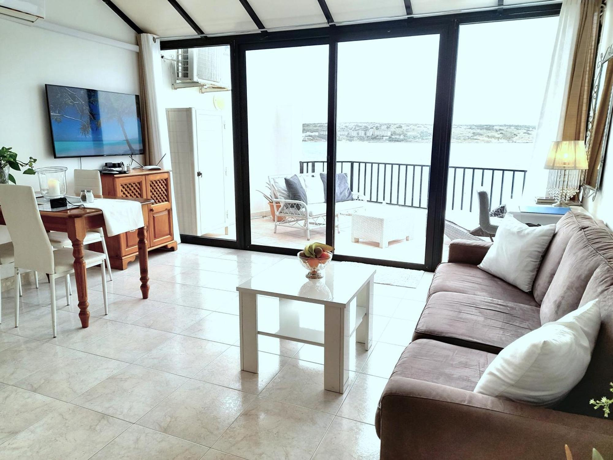 Seafront Apartment Terrace, Lounger & Panoramic Ocean Views Меллиеха Номер фото