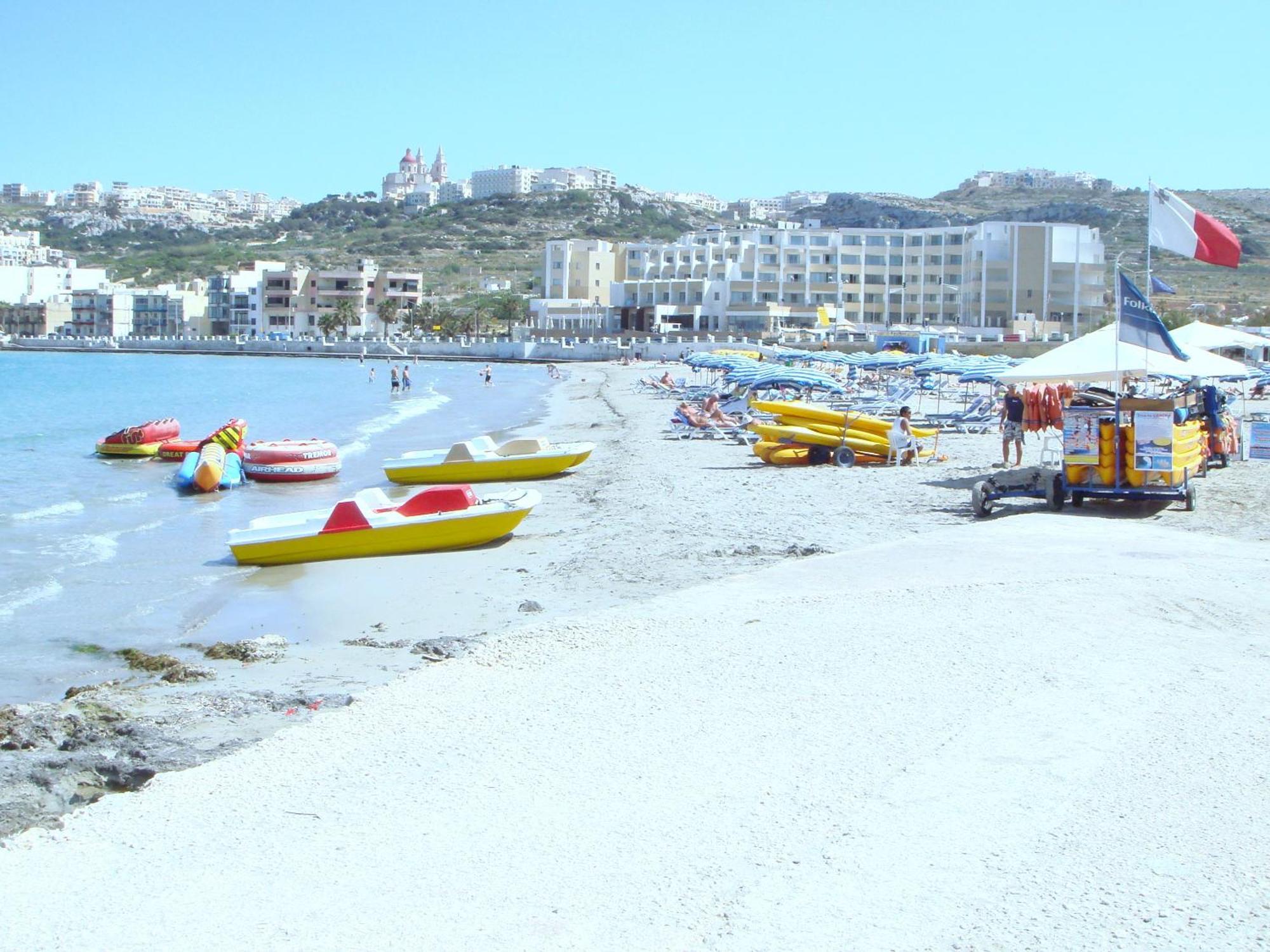 Seafront Apartment Terrace, Lounger & Panoramic Ocean Views Меллиеха Экстерьер фото
