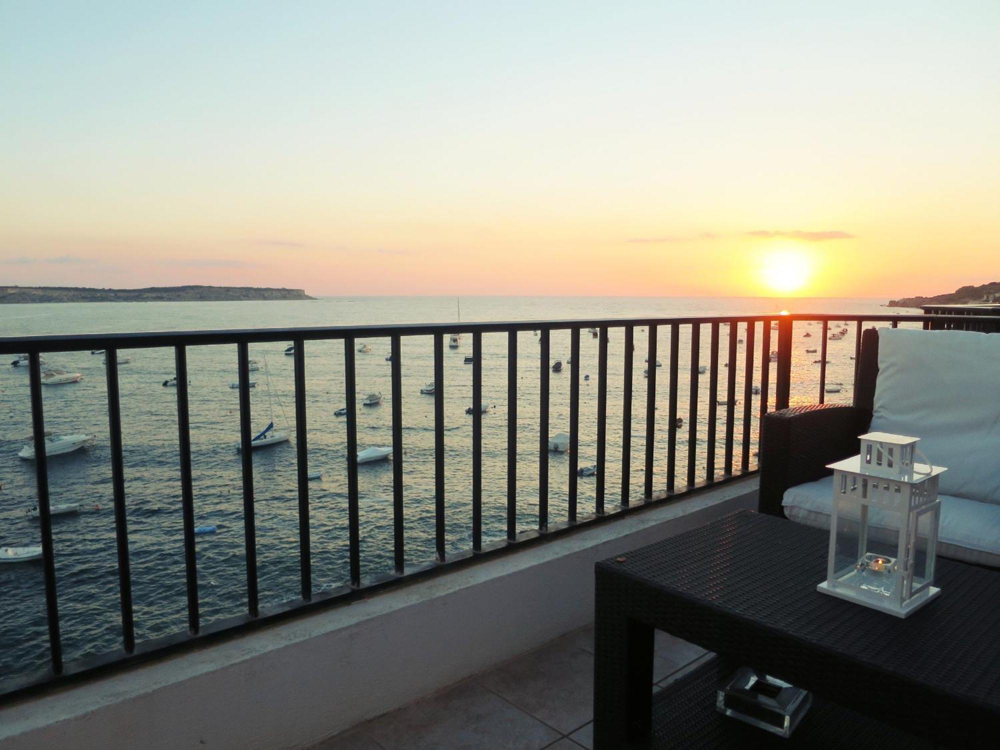 Seafront Apartment Terrace, Lounger & Panoramic Ocean Views Меллиеха Экстерьер фото