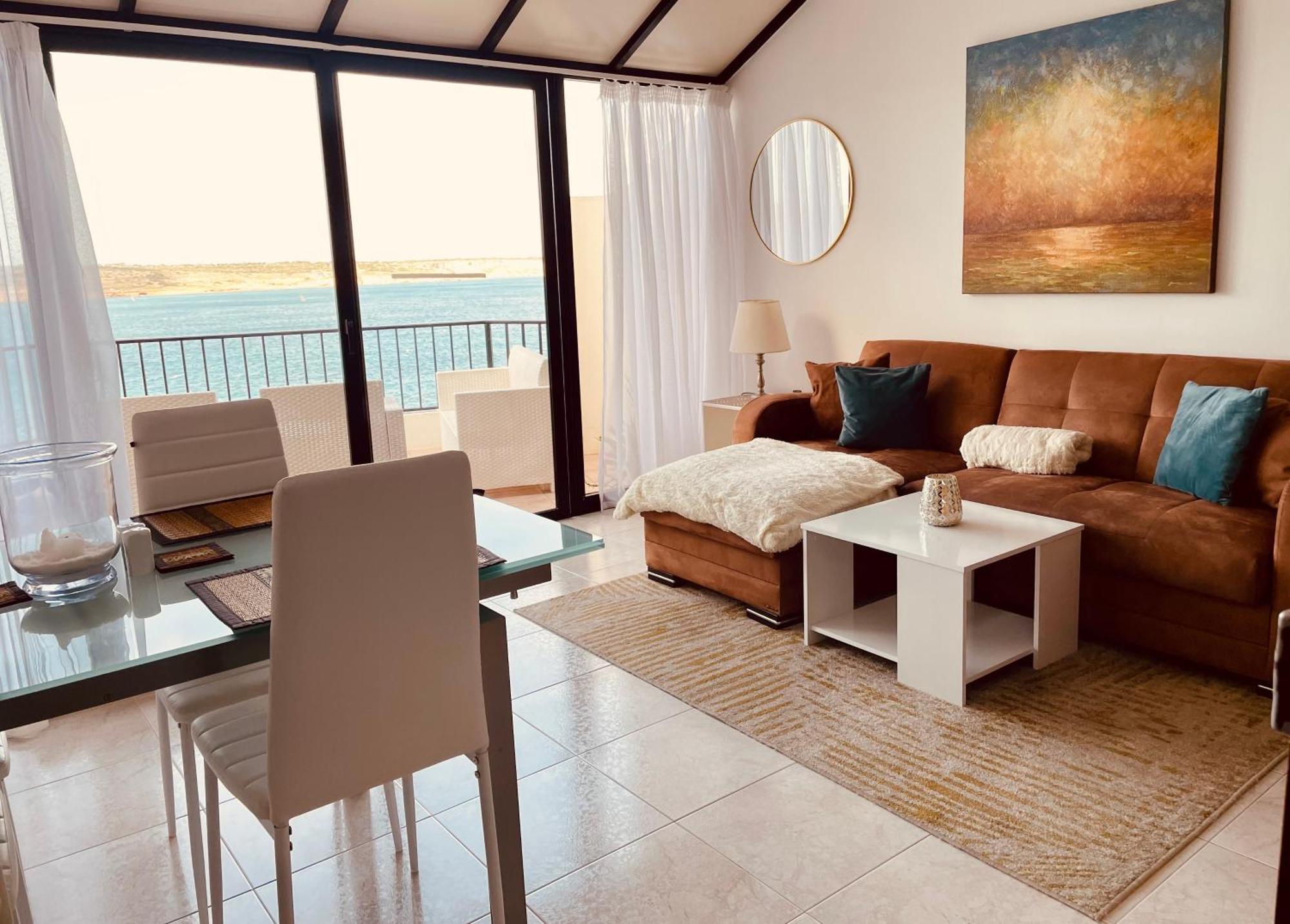Seafront Apartment Terrace, Lounger & Panoramic Ocean Views Меллиеха Экстерьер фото