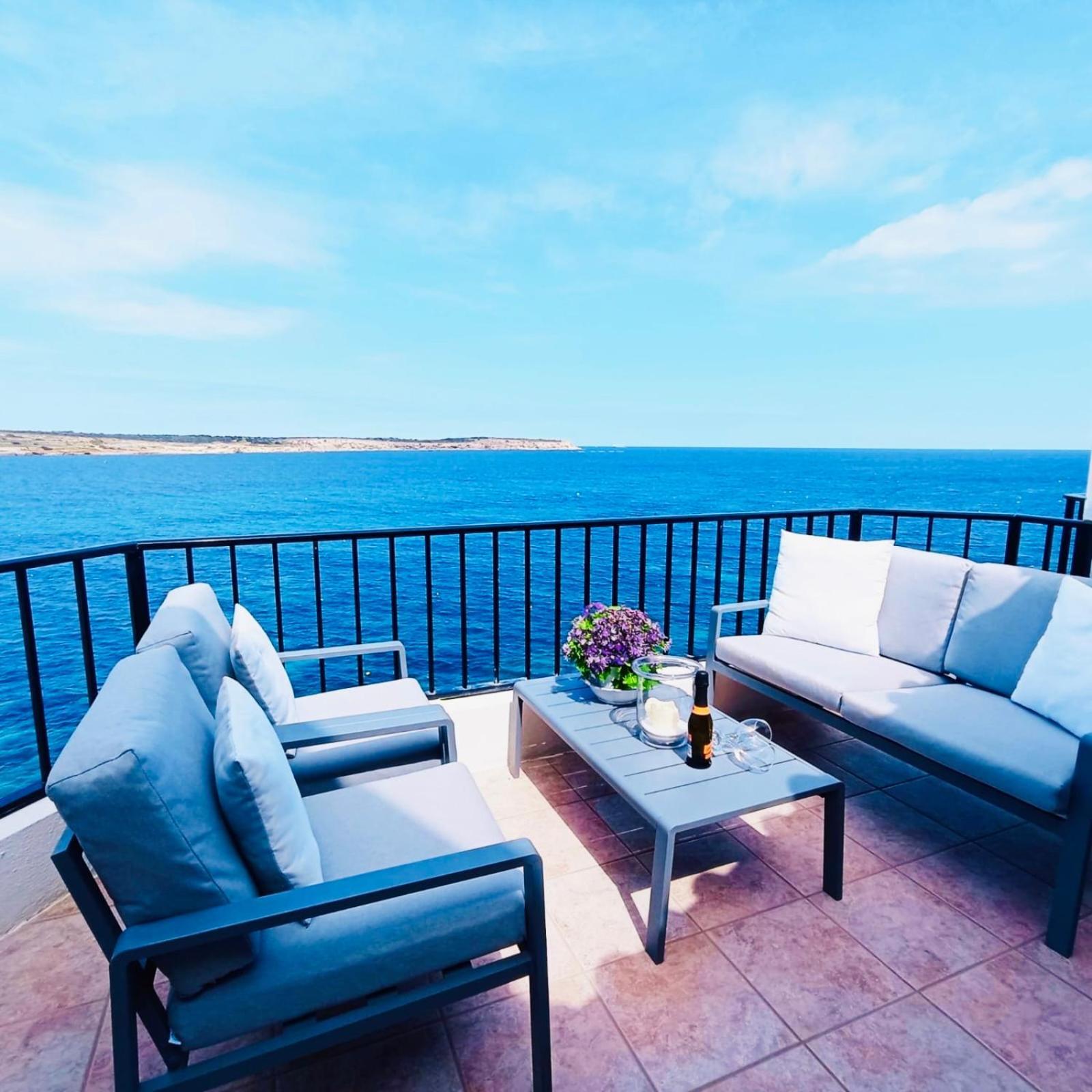 Seafront Apartment Terrace, Lounger & Panoramic Ocean Views Меллиеха Экстерьер фото