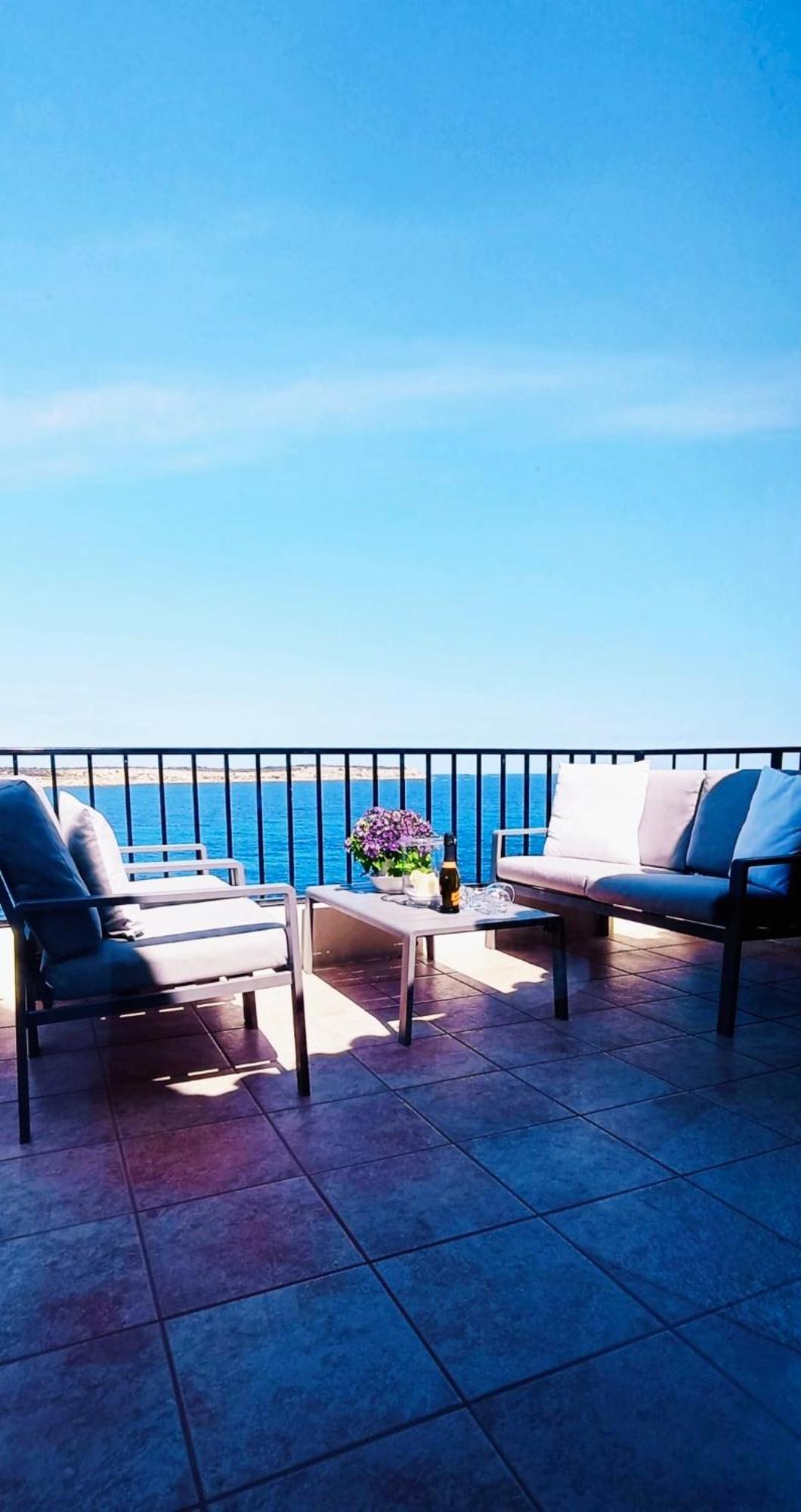 Seafront Apartment Terrace, Lounger & Panoramic Ocean Views Меллиеха Экстерьер фото